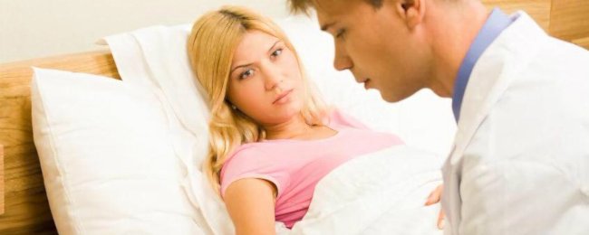 врач и женщина с раком груди в палате