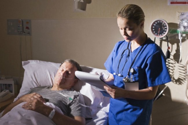 врач делает прогноз пациенту с раком печени