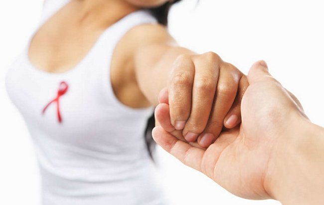 женщина с лентой рака молочной железы