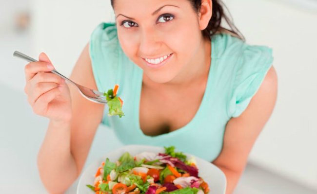 девушка со свежим салатом