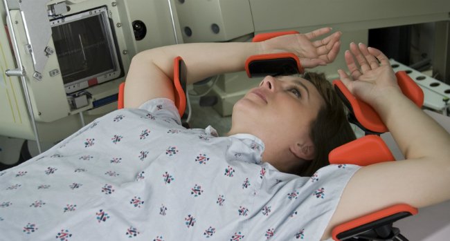 пациентка проходит облучение