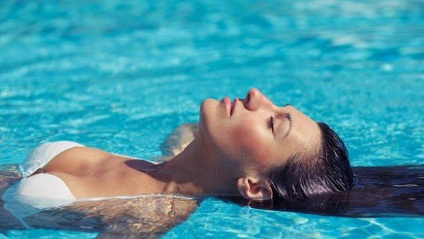 Плавание может сделать солнцезащитный крем токсичным Плавание может сделать солнцезащитный крем токсичным