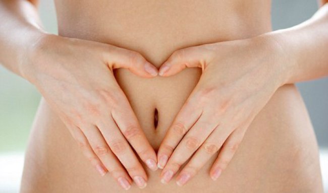 руки на животе в области яичников